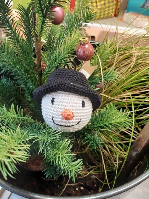 Boule pour sapin au crochet : Mon bonhomme de neige chapeau haut