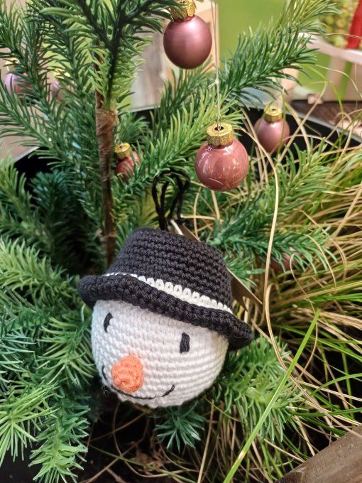 Boule pour sapin au crochet : Mon bonhomme de neige chapeau haut