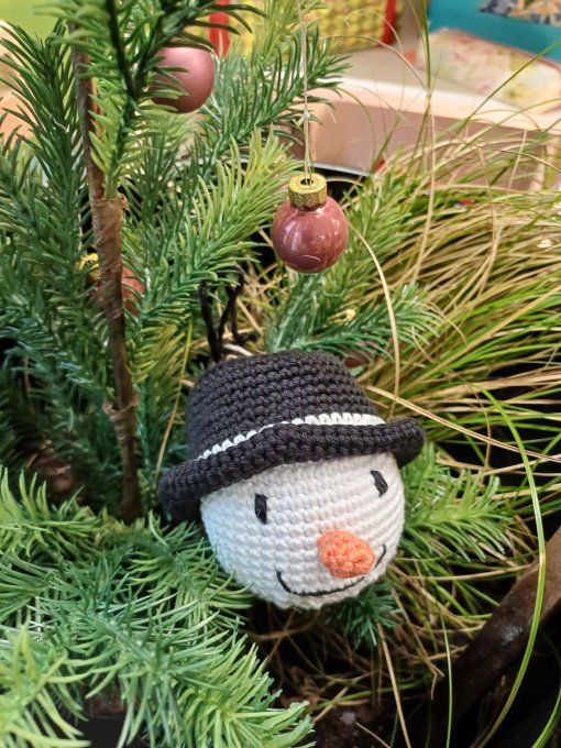 Boule pour sapin au crochet : Mon bonhomme de neige chapeau haut