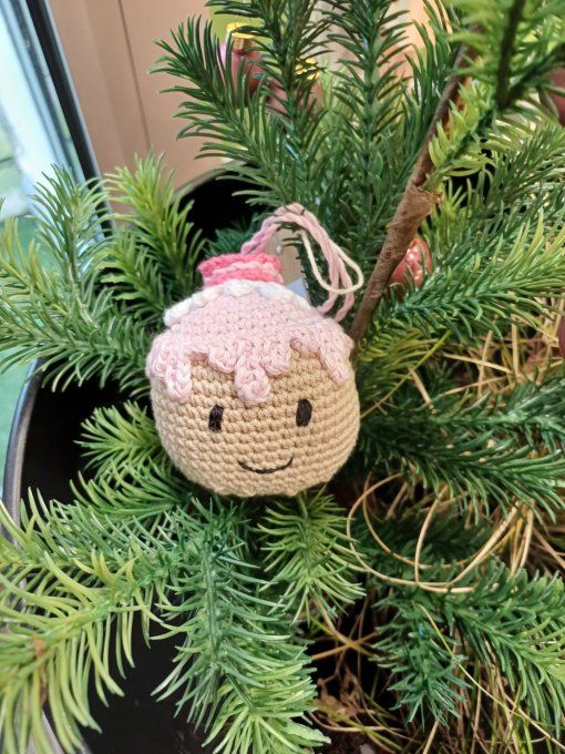 Boule pour sapin au crochet : Mon petit pain d'épice macaron fraise