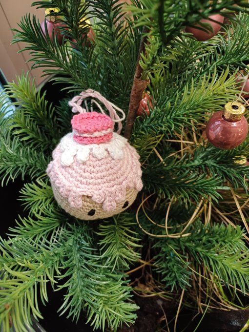Boule pour sapin au crochet : Mon petit pain d'épice macaron fraise