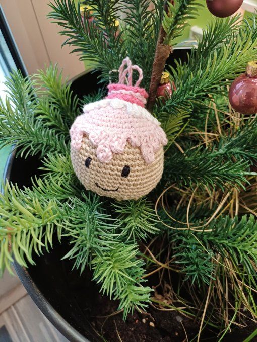 Boule pour sapin au crochet : Mon petit pain d'épice macaron fraise