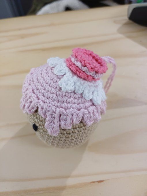 Boule pour sapin au crochet : Mon petit pain d'épice macaron fraise