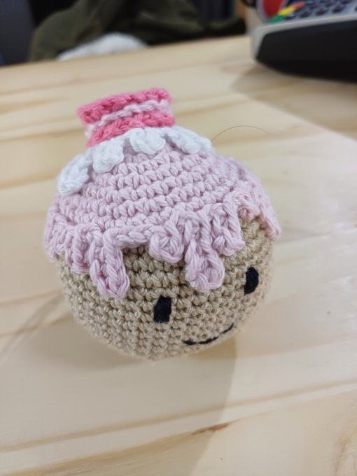 Boule pour sapin au crochet : Mon petit pain d'épice macaron fraise