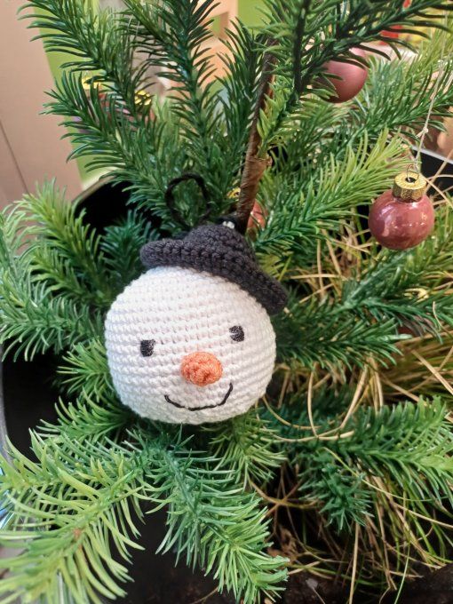 Boule pour sapin au crochet : Mon bonhomme de neige chapeau melon