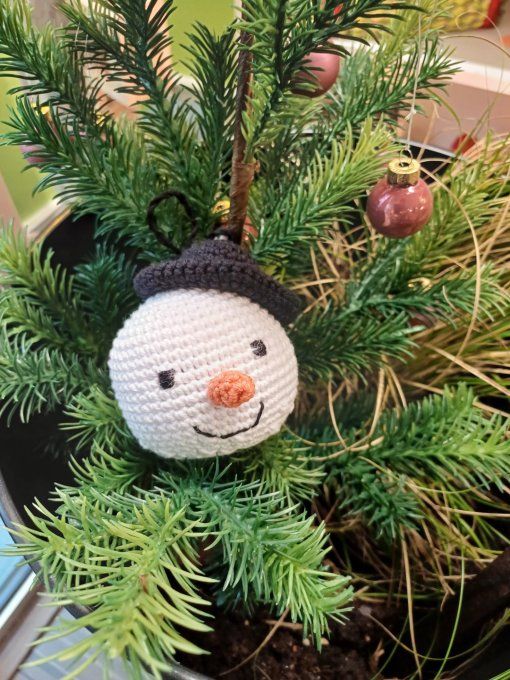 Boule pour sapin au crochet : Mon bonhomme de neige chapeau melon