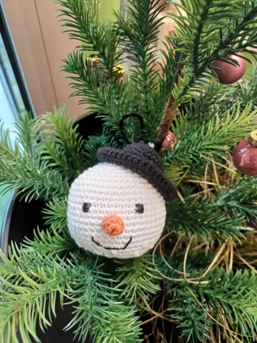 Boule pour sapin au crochet : Mon bonhomme de neige chapeau melon