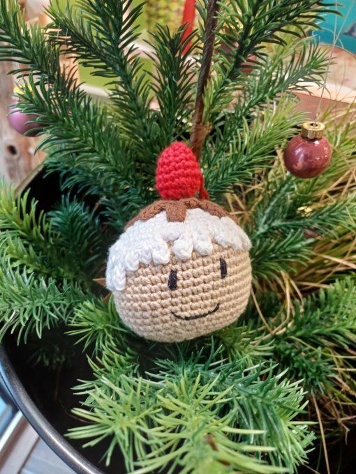Boule pour sapin au crochet : Mon petit pain d'épice chocolat-fraise