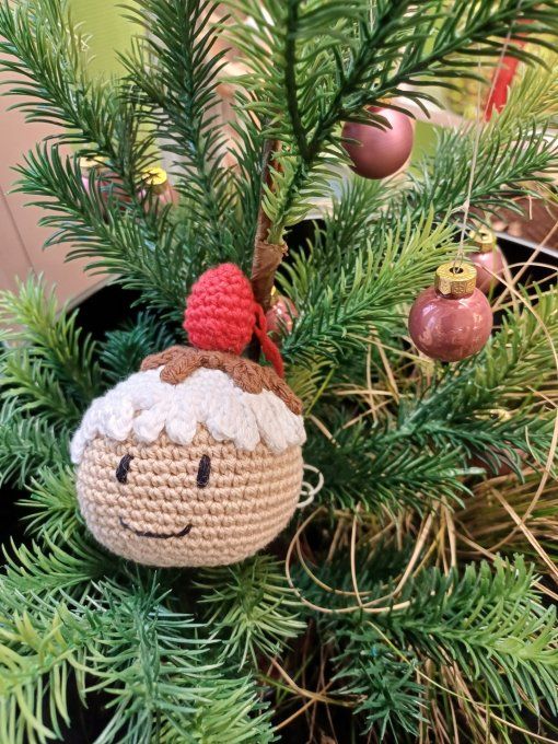 Boule pour sapin au crochet : Mon petit pain d'épice chocolat-fraise