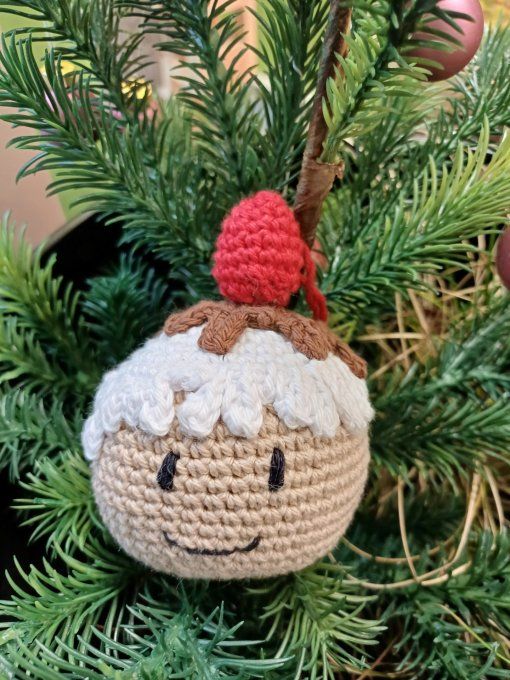 Boule pour sapin au crochet : Mon petit pain d'épice chocolat-fraise